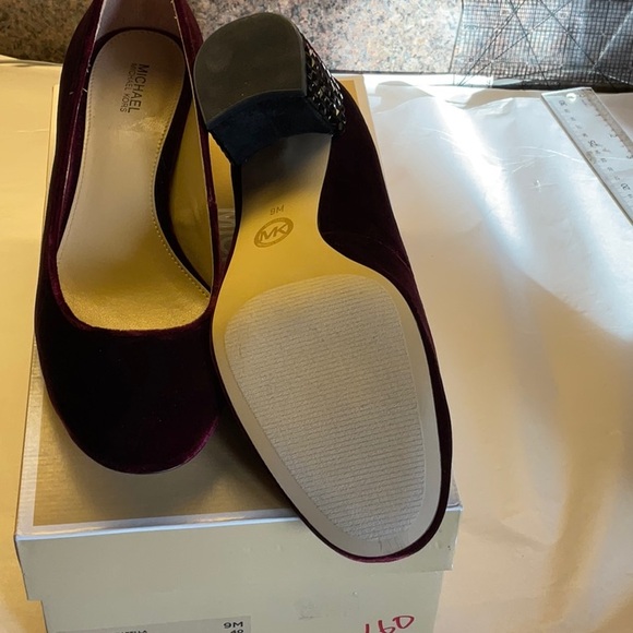 Michael Kors Plum Arabella Velvet Kitten Pump 9 NIB - Picture 6 of 7